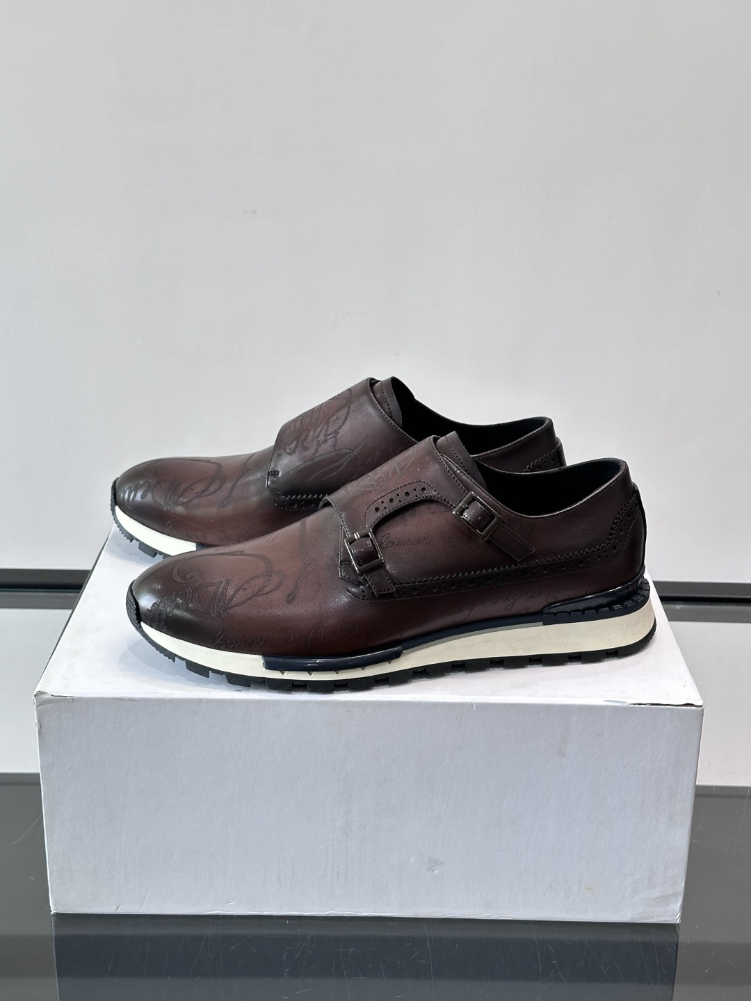 Berluti/布鲁提低帮休闲运动鞋 ，这款百搭的低帮运动鞋鞋面采用进口牛皮拼接打造，外侧饰有scrit