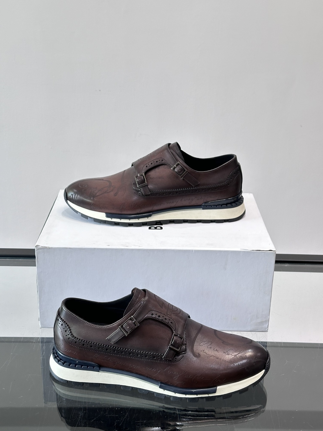 Berluti/布鲁提低帮休闲运动鞋 ，这款百搭的低帮运动鞋鞋面采用进口牛皮拼接打造，外侧饰有scrit