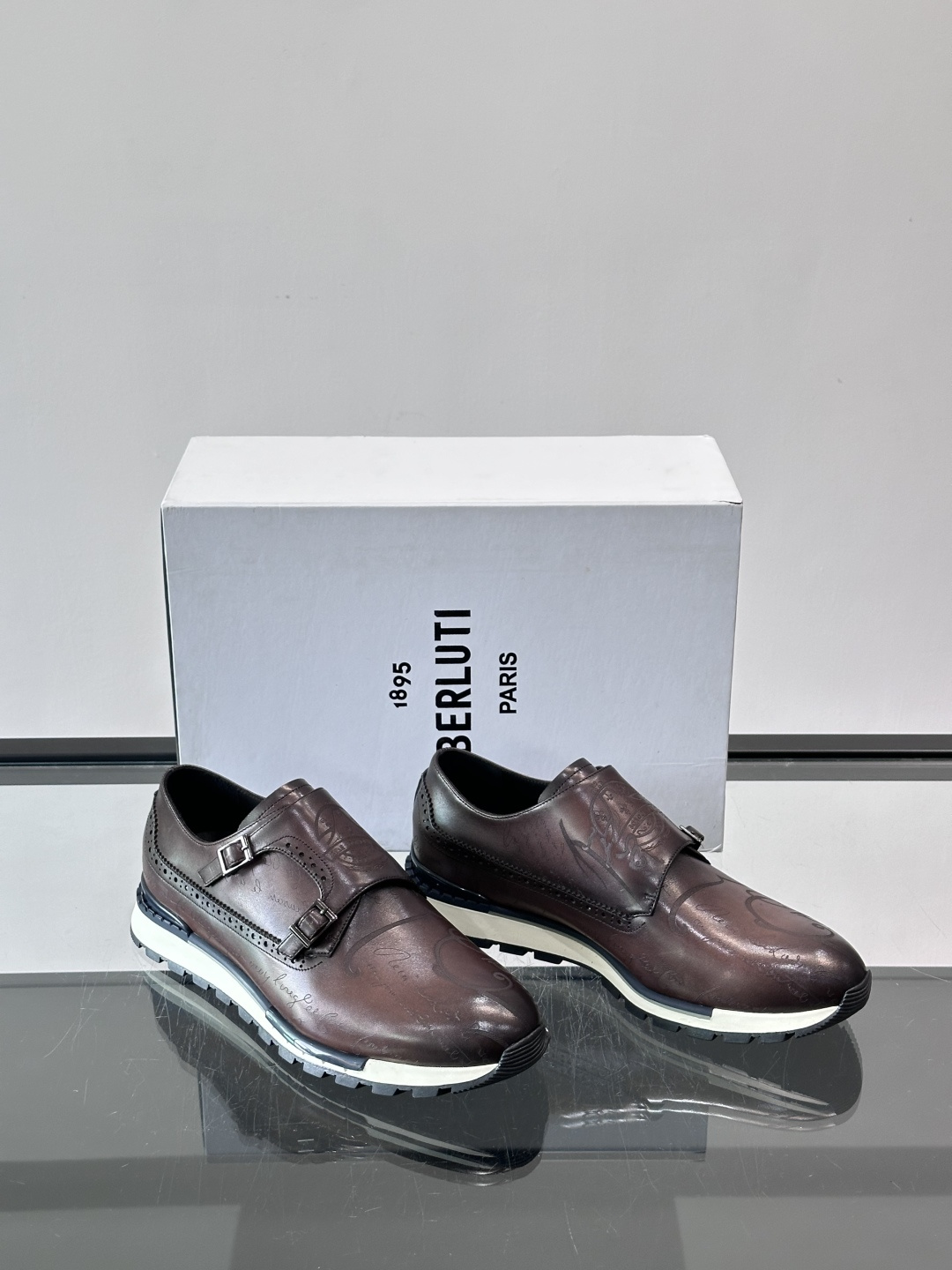 Berluti/布鲁提低帮休闲运动鞋 ，这款百搭的低帮运动鞋鞋面采用进口牛皮拼接打造，外侧饰有scrit