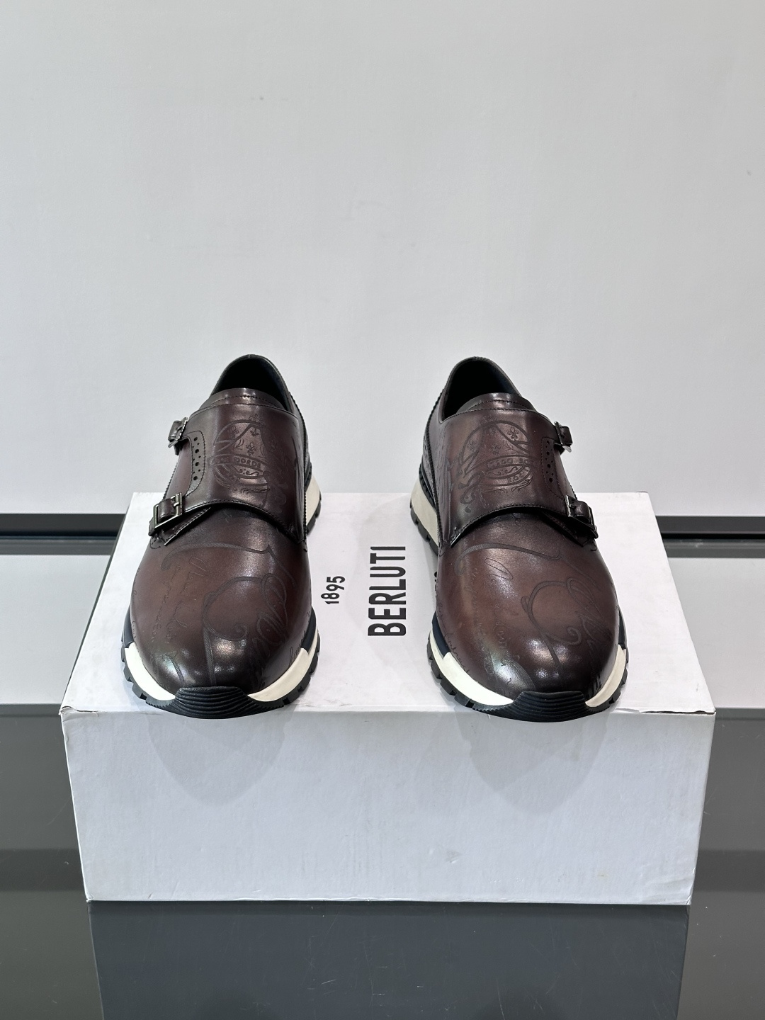 Berluti/布鲁提低帮休闲运动鞋 ，这款百搭的低帮运动鞋鞋面采用进口牛皮拼接打造，外侧饰有scrit