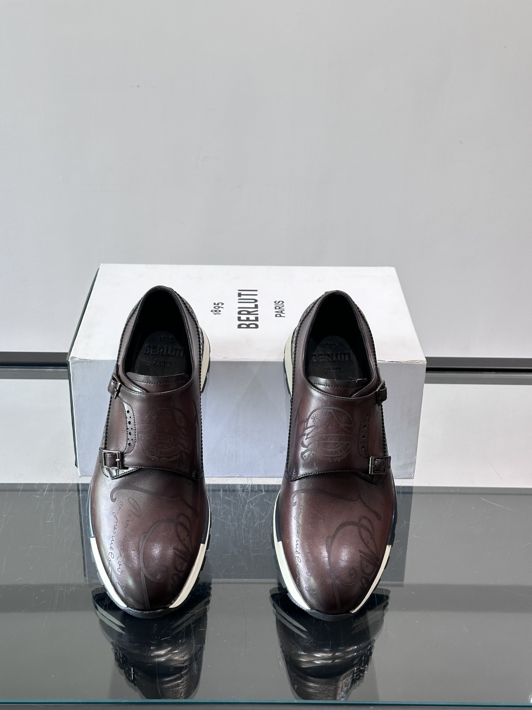 Berluti/布鲁提低帮休闲运动鞋 ，这款百搭的低帮运动鞋鞋面采用进口牛皮拼接打造，外侧饰有scrit