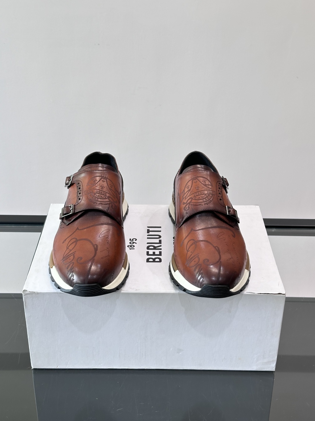 Berluti/布鲁提低帮休闲运动鞋 ，这款百搭的低帮运动鞋鞋面采用进口牛皮拼接打造，外侧饰有scrit