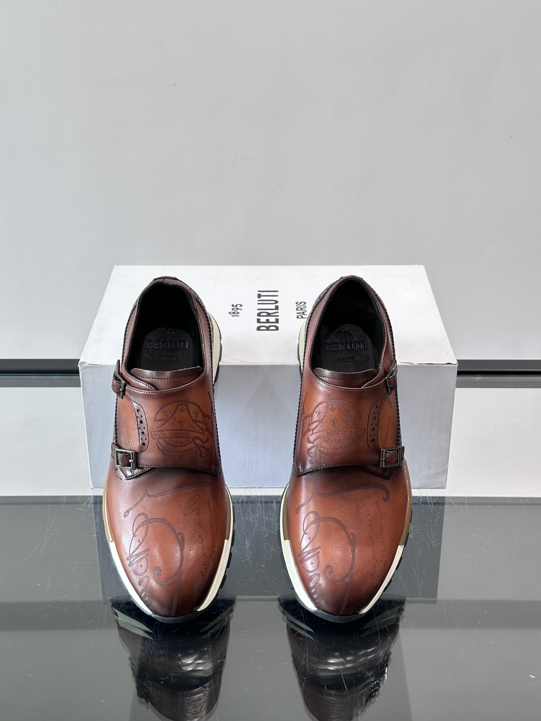 Berluti/布鲁提低帮休闲运动鞋 ，这款百搭的低帮运动鞋鞋面采用进口牛皮拼接打造，外侧饰有scrit