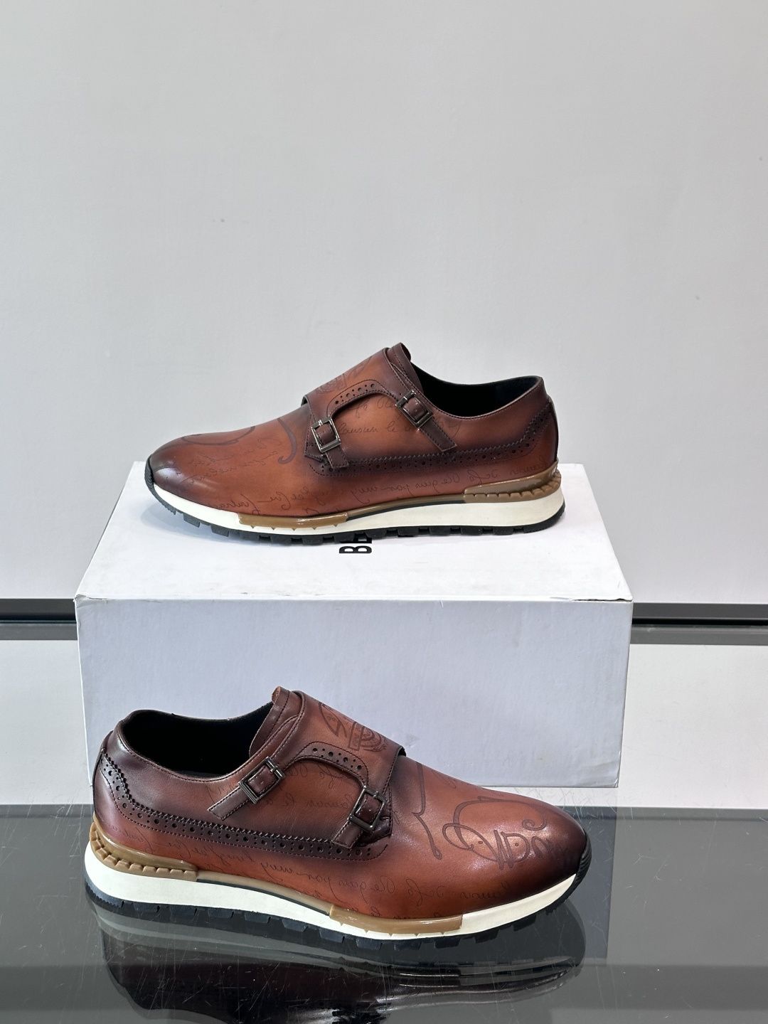 Berluti/布鲁提低帮休闲运动鞋 ，这款百搭的低帮运动鞋鞋面采用进口牛皮拼接打造，外侧饰有scrit