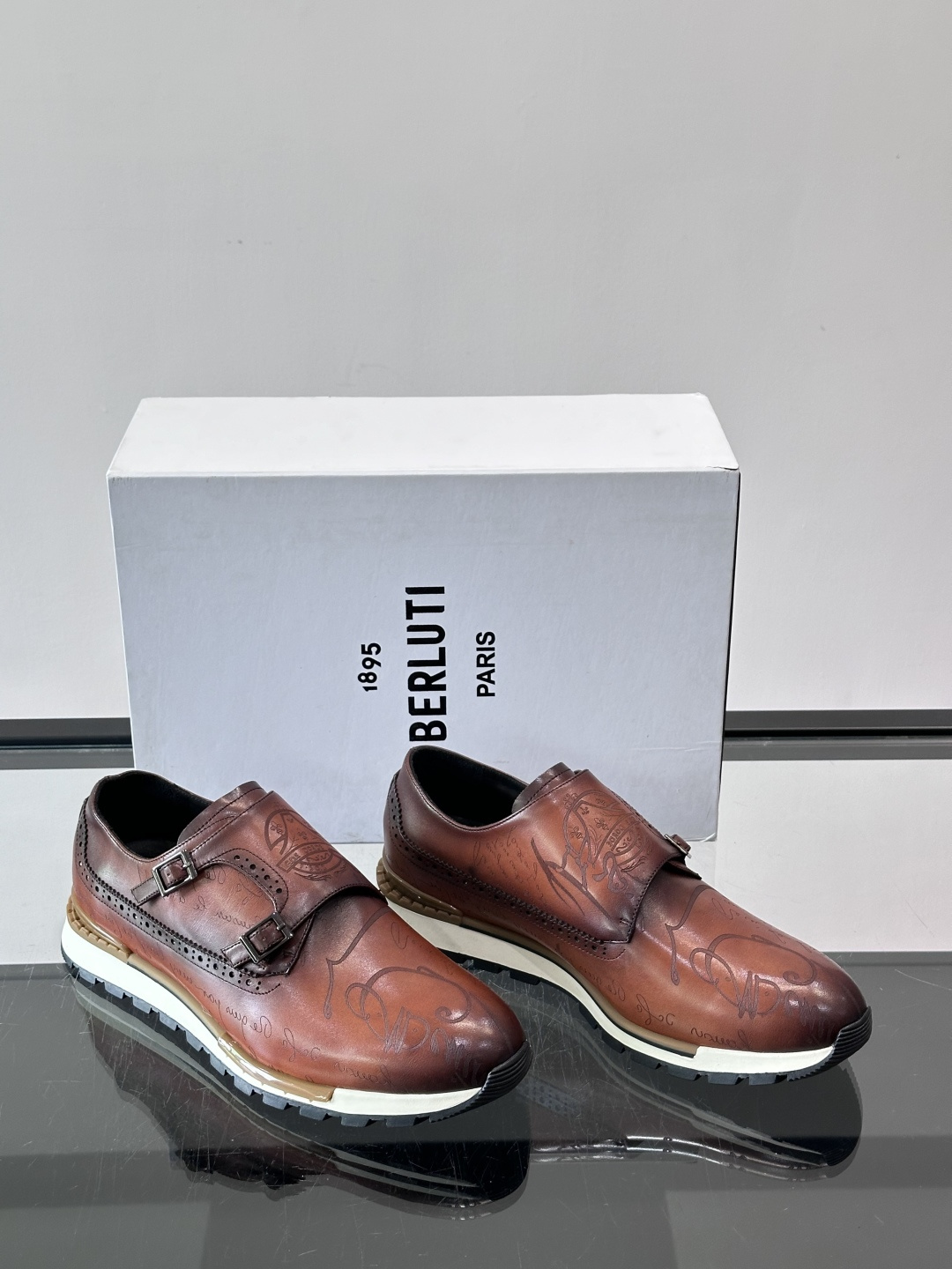 Berluti/布鲁提低帮休闲运动鞋 ，这款百搭的低帮运动鞋鞋面采用进口牛皮拼接打造，外侧饰有scrit