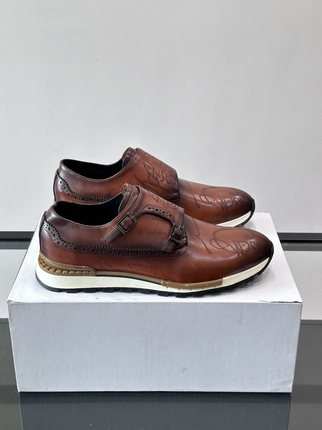 Berluti/布鲁提低帮休闲运动鞋 ，这款百搭的低帮运动鞋鞋面采用进口牛皮拼接打造，外侧饰有scrit