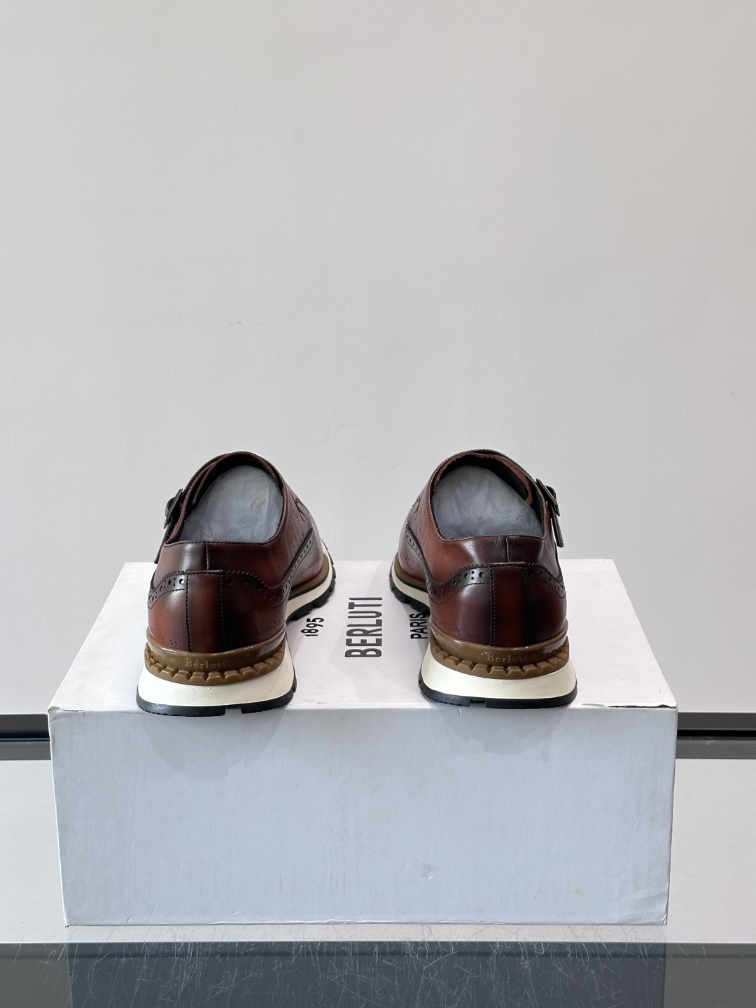 Berluti/布鲁提低帮休闲运动鞋 ，这款百搭的低帮运动鞋鞋面采用进口牛皮拼接打造，外侧饰有scrit