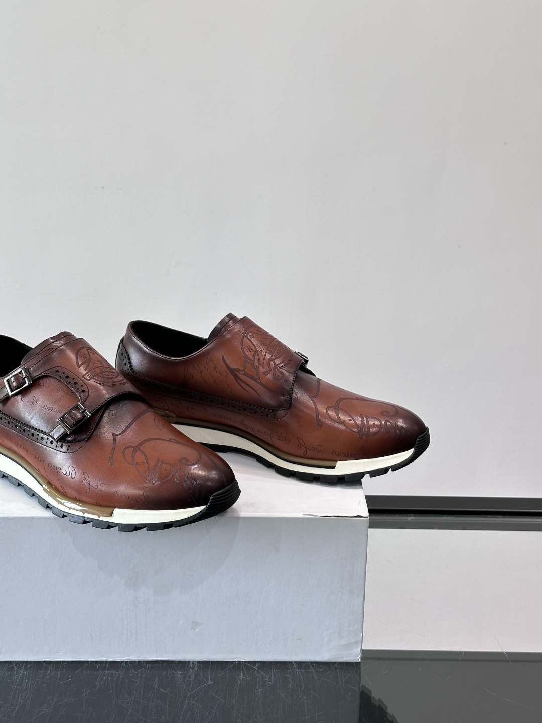 Berluti/布鲁提低帮休闲运动鞋 ，这款百搭的低帮运动鞋鞋面采用进口牛皮拼接打造，外侧饰有scrit