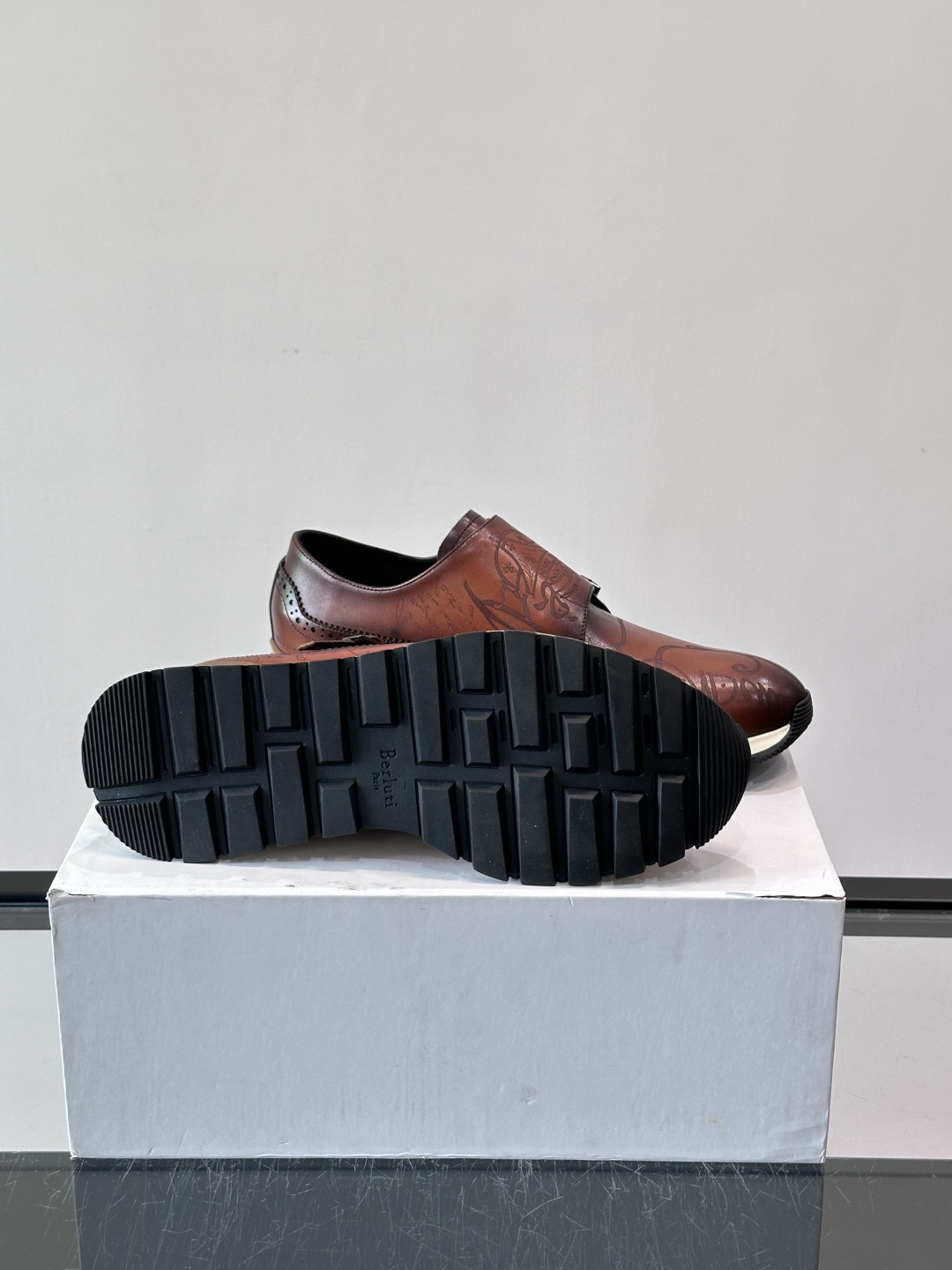 Berluti/布鲁提低帮休闲运动鞋 ，这款百搭的低帮运动鞋鞋面采用进口牛皮拼接打造，外侧饰有scrit