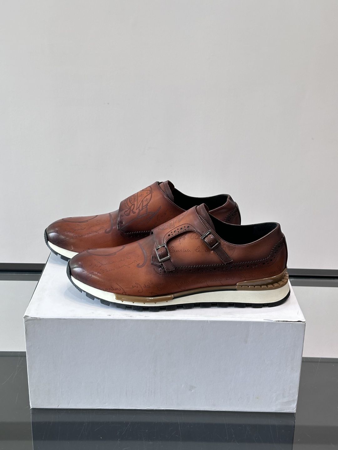 Berluti/布鲁提低帮休闲运动鞋 ，这款百搭的低帮运动鞋鞋面采用进口牛皮拼接打造，外侧饰有scrit