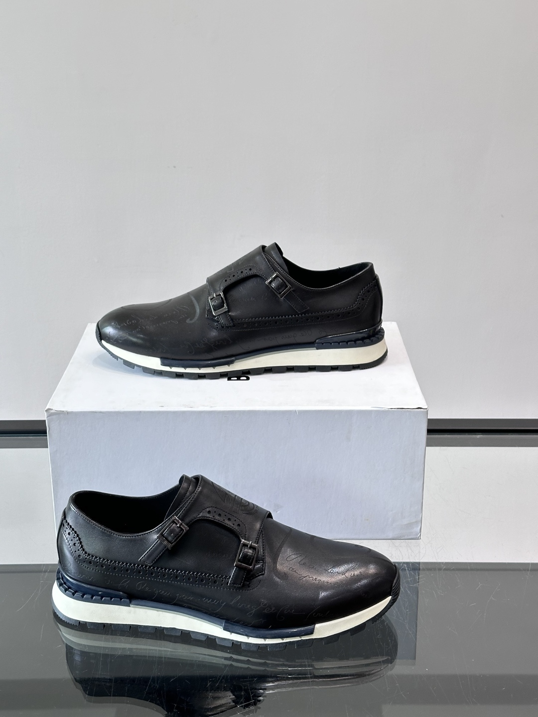 Berluti/布鲁提低帮休闲运动鞋 ，这款百搭的低帮运动鞋鞋面采用进口牛皮拼接打造，外侧饰有scrit