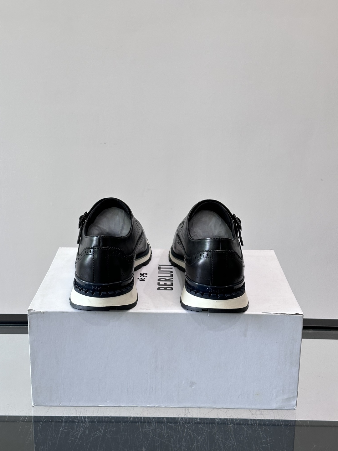 Berluti/布鲁提低帮休闲运动鞋 ，这款百搭的低帮运动鞋鞋面采用进口牛皮拼接打造，外侧饰有scrit