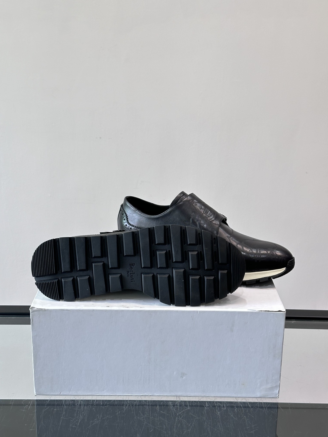 Berluti/布鲁提低帮休闲运动鞋 ，这款百搭的低帮运动鞋鞋面采用进口牛皮拼接打造，外侧饰有scrit