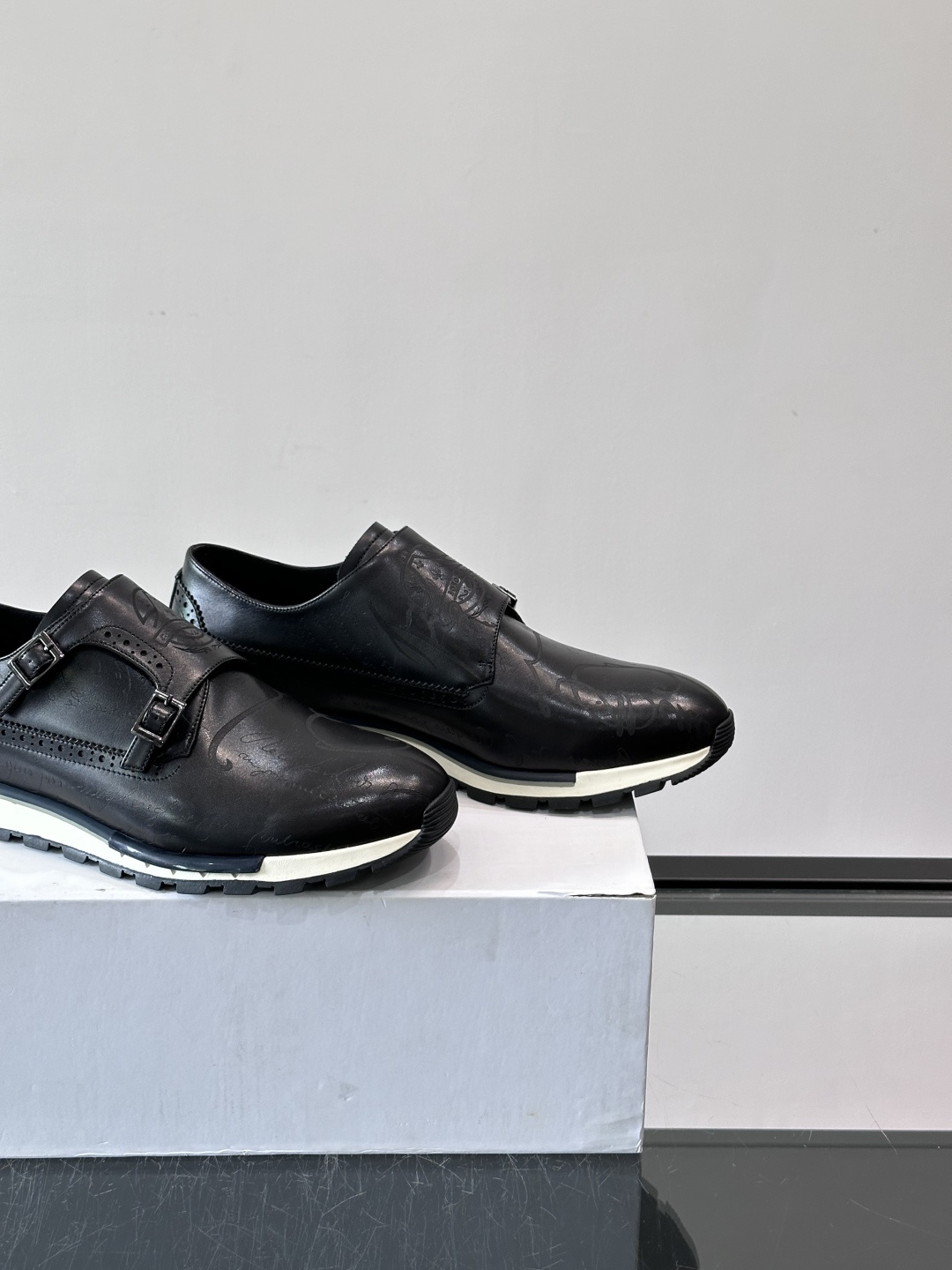 Berluti/布鲁提低帮休闲运动鞋 ，这款百搭的低帮运动鞋鞋面采用进口牛皮拼接打造，外侧饰有scrit