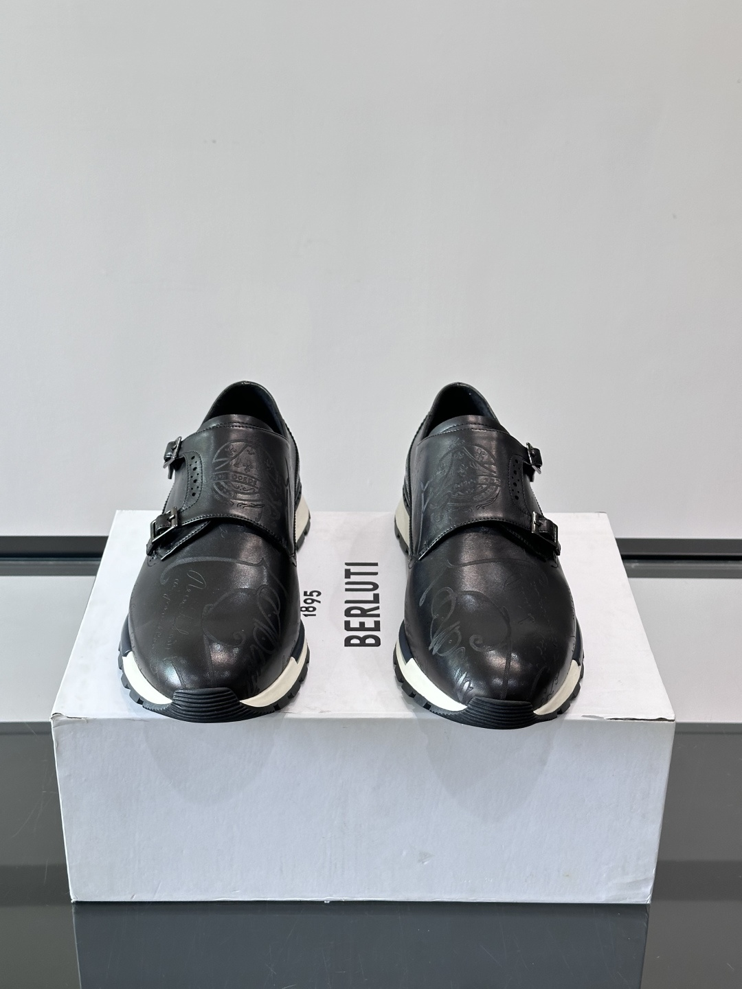 Berluti/布鲁提低帮休闲运动鞋 ，这款百搭的低帮运动鞋鞋面采用进口牛皮拼接打造，外侧饰有scrit