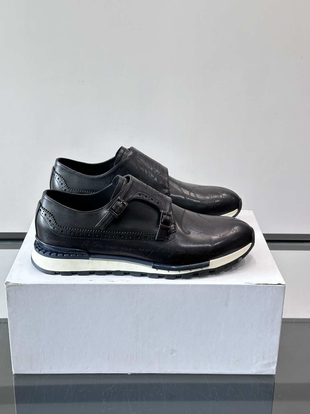 Berluti/布鲁提低帮休闲运动鞋 ，这款百搭的低帮运动鞋鞋面采用进口牛皮拼接打造，外侧饰有scrit