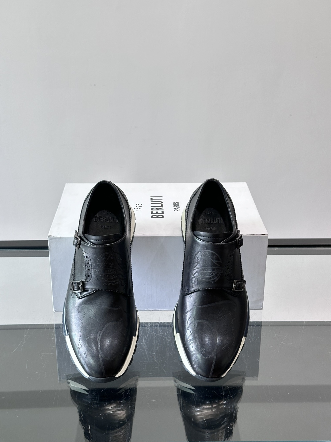 Berluti/布鲁提低帮休闲运动鞋 ，这款百搭的低帮运动鞋鞋面采用进口牛皮拼接打造，外侧饰有scrit