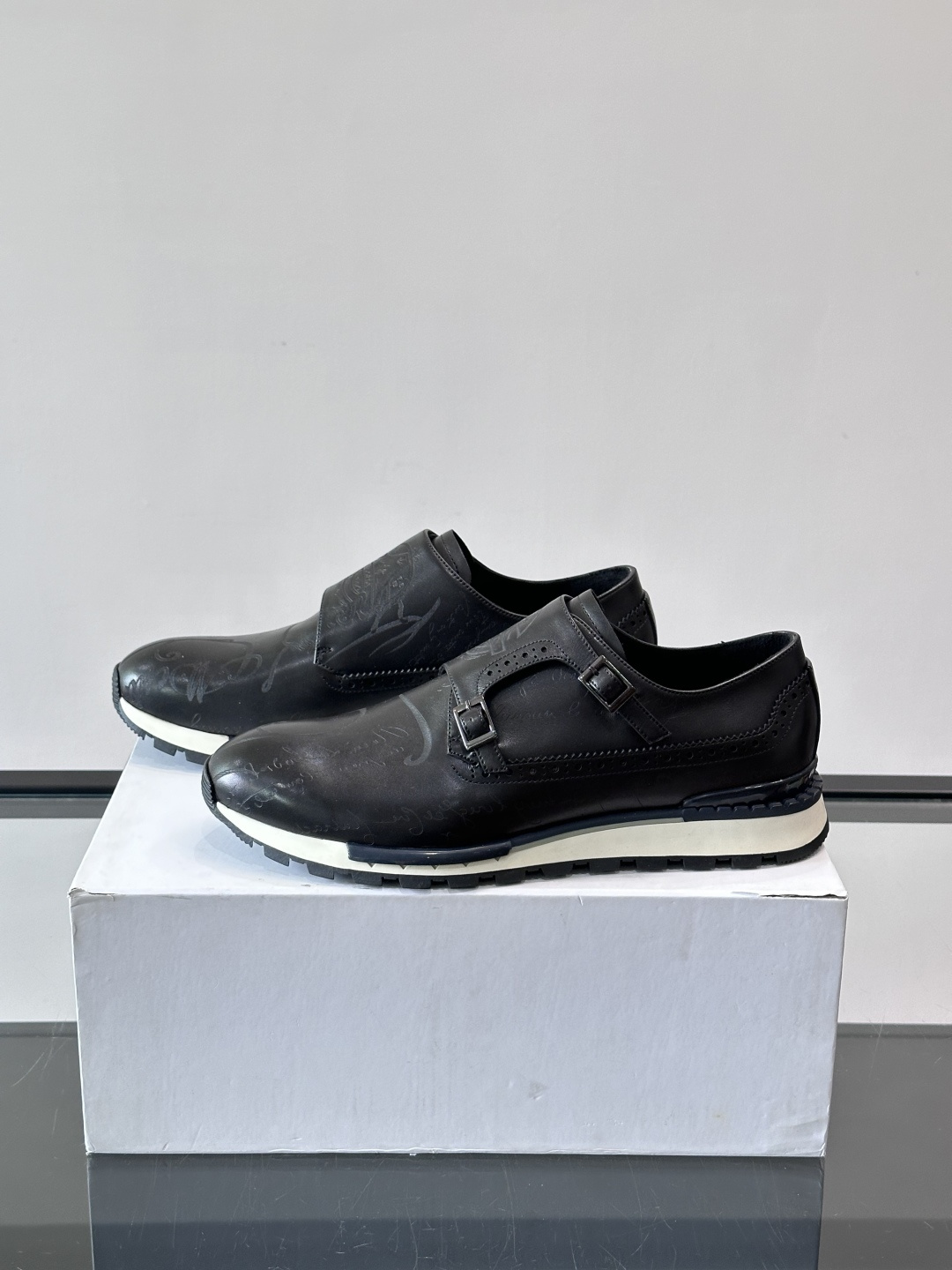 Berluti/布鲁提低帮休闲运动鞋 ，这款百搭的低帮运动鞋鞋面采用进口牛皮拼接打造，外侧饰有scrit