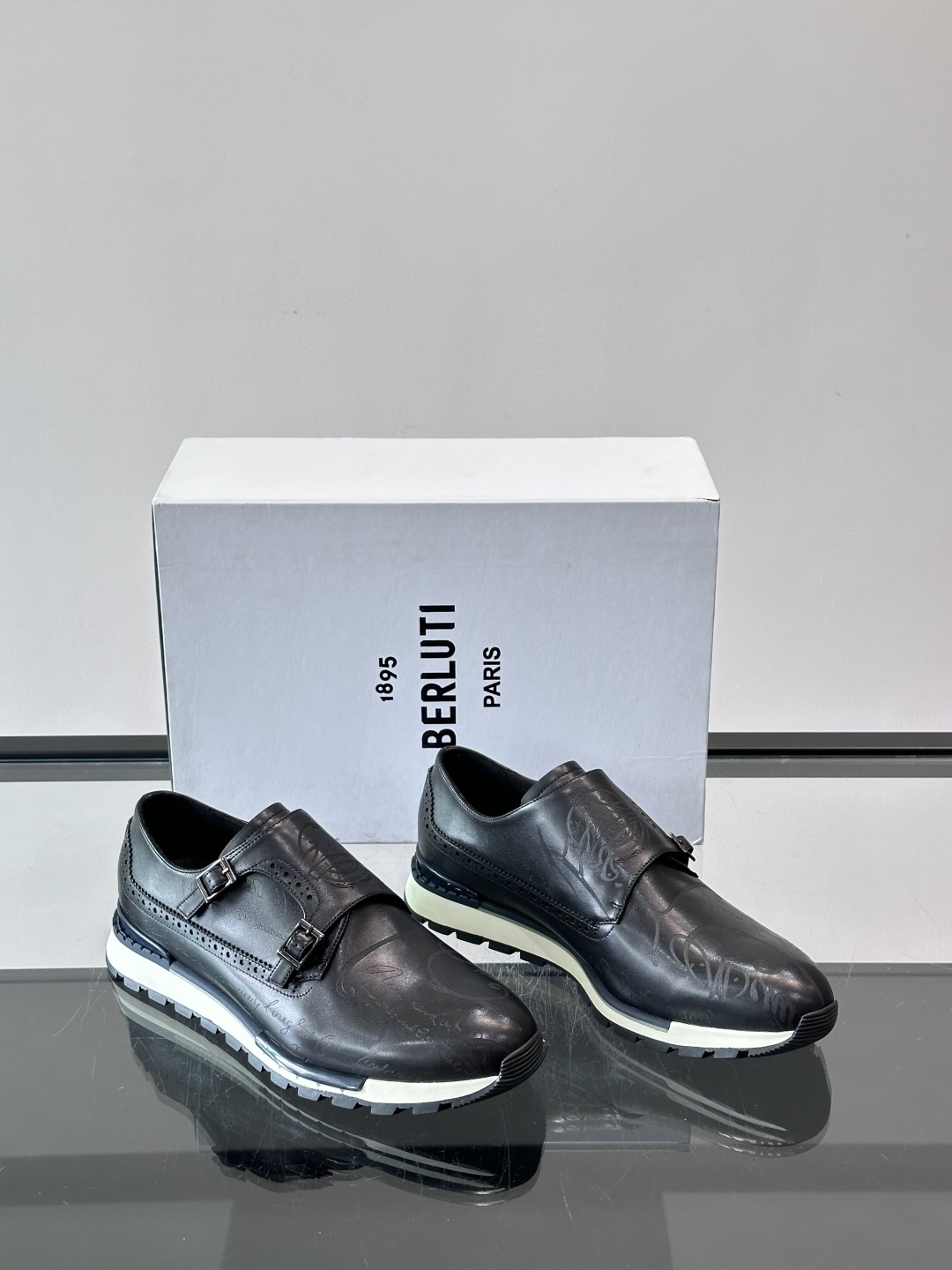 Berluti/布鲁提低帮休闲运动鞋 ，这款百搭的低帮运动鞋鞋面采用进口牛皮拼接打造，外侧饰有scrit