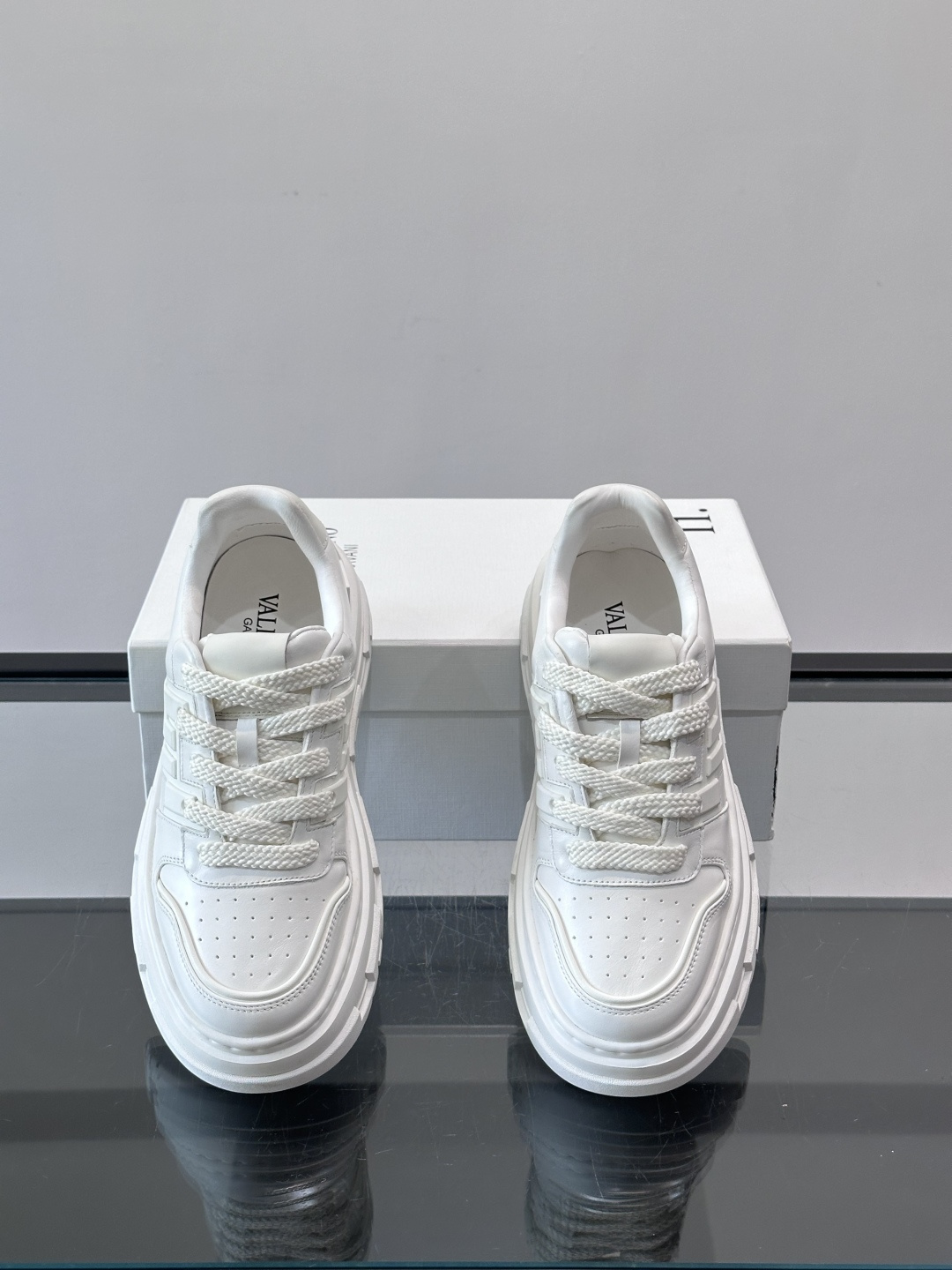 Valentin* 华伦天 🆕厚底增高运动鞋，简约明快构造清爽新潮穿搭！衍缝格纹，打造瞩目朋克风格，考究