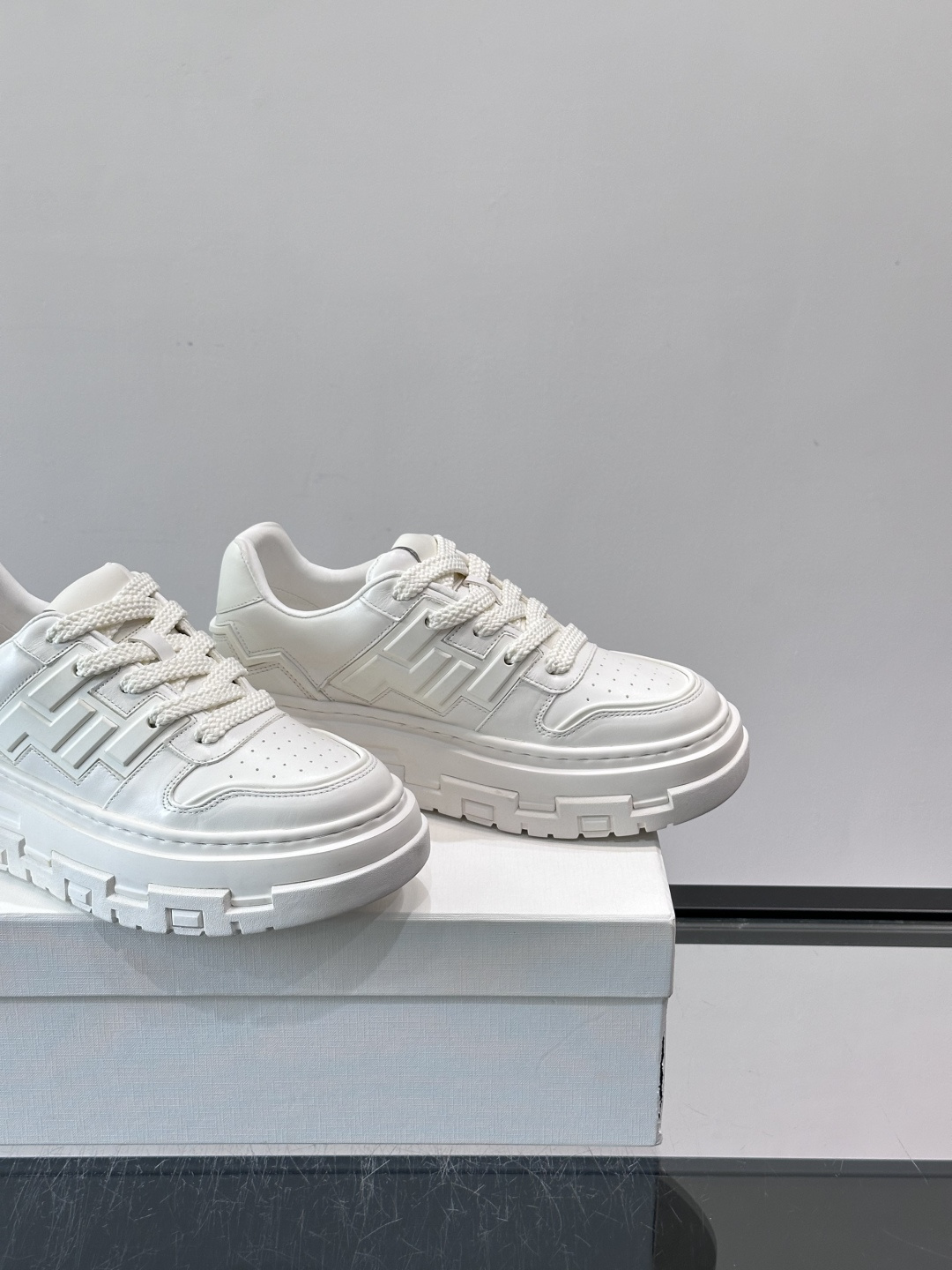 Valentin* 华伦天 🆕厚底增高运动鞋，简约明快构造清爽新潮穿搭！衍缝格纹，打造瞩目朋克风格，考究