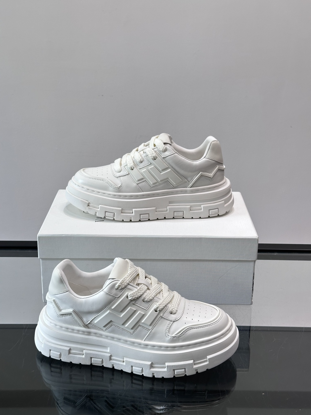 Valentin* 华伦天 🆕厚底增高运动鞋，简约明快构造清爽新潮穿搭！衍缝格纹，打造瞩目朋克风格，考究