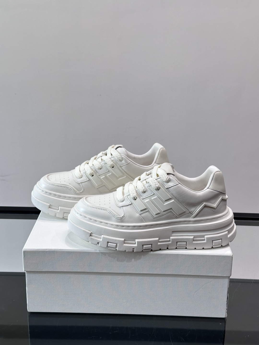 Valentin* 华伦天 🆕厚底增高运动鞋，简约明快构造清爽新潮穿搭！衍缝格纹，打造瞩目朋克风格，考究