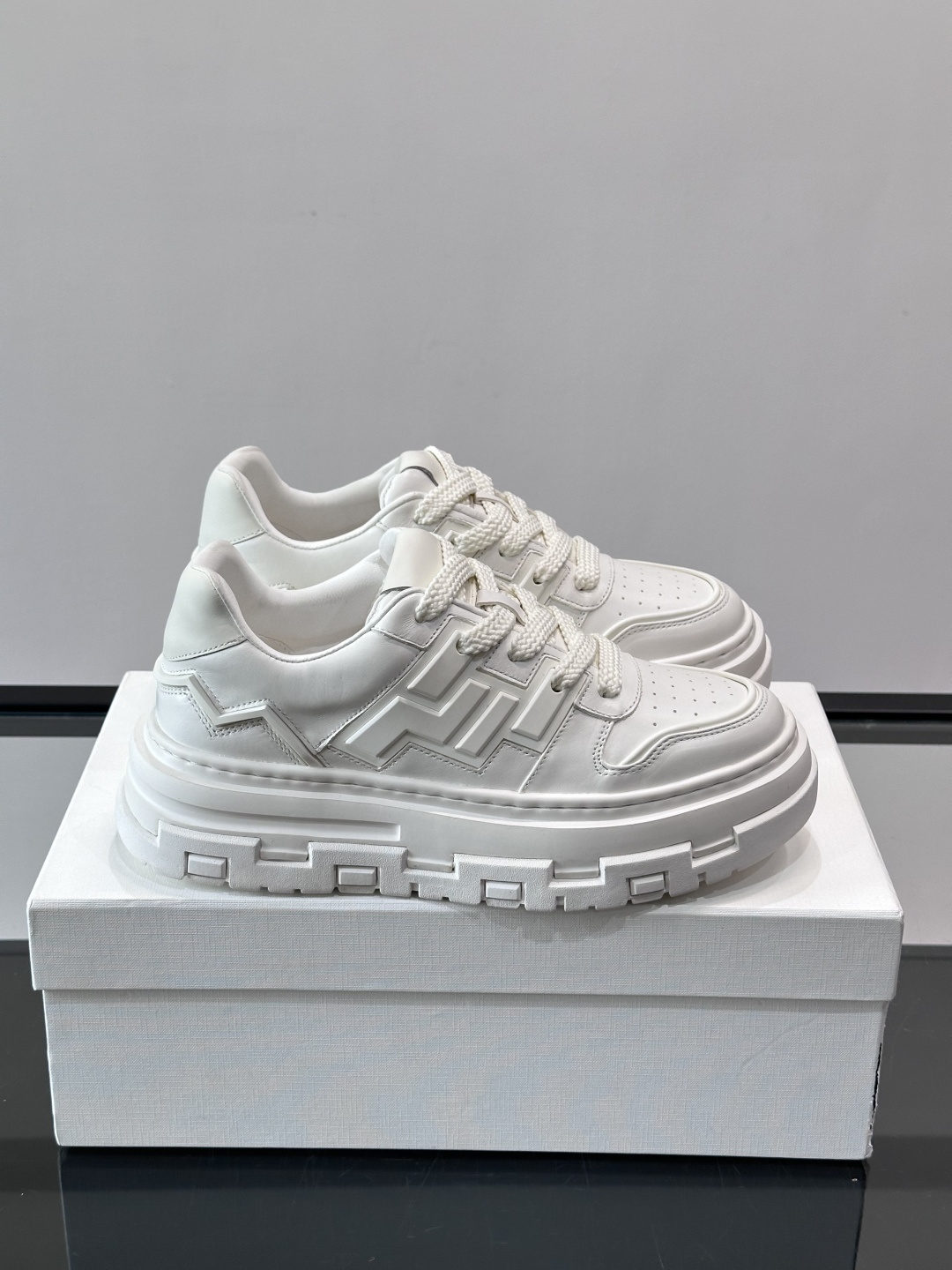 Valentin* 华伦天 🆕厚底增高运动鞋，简约明快构造清爽新潮穿搭！衍缝格纹，打造瞩目朋克风格，考究