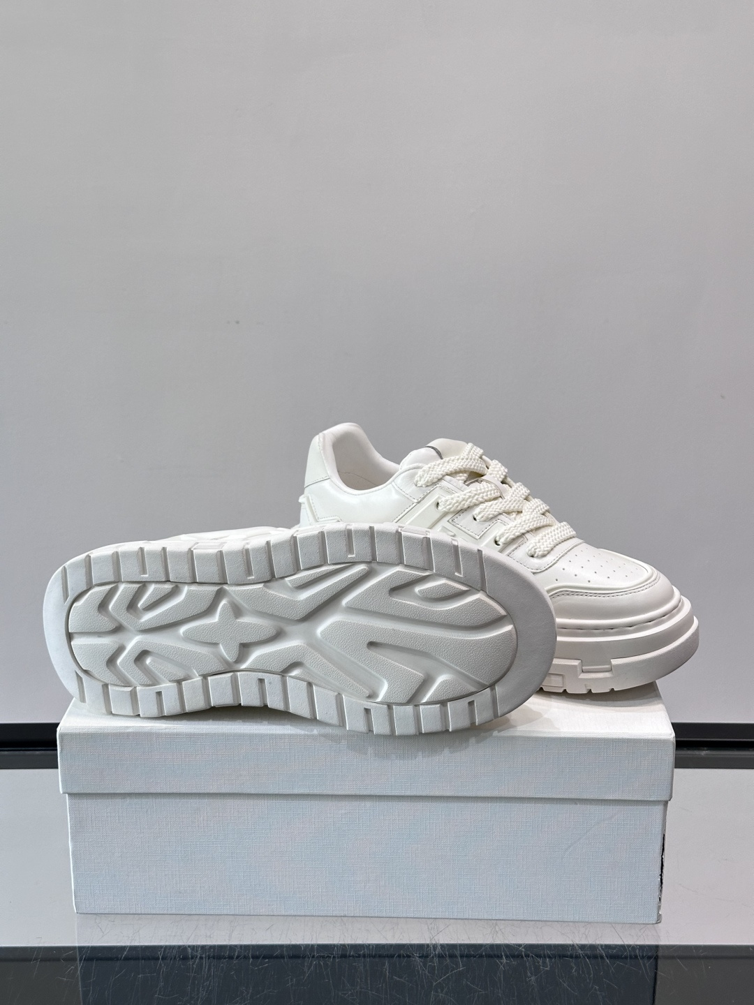 Valentin* 华伦天 🆕厚底增高运动鞋，简约明快构造清爽新潮穿搭！衍缝格纹，打造瞩目朋克风格，考究