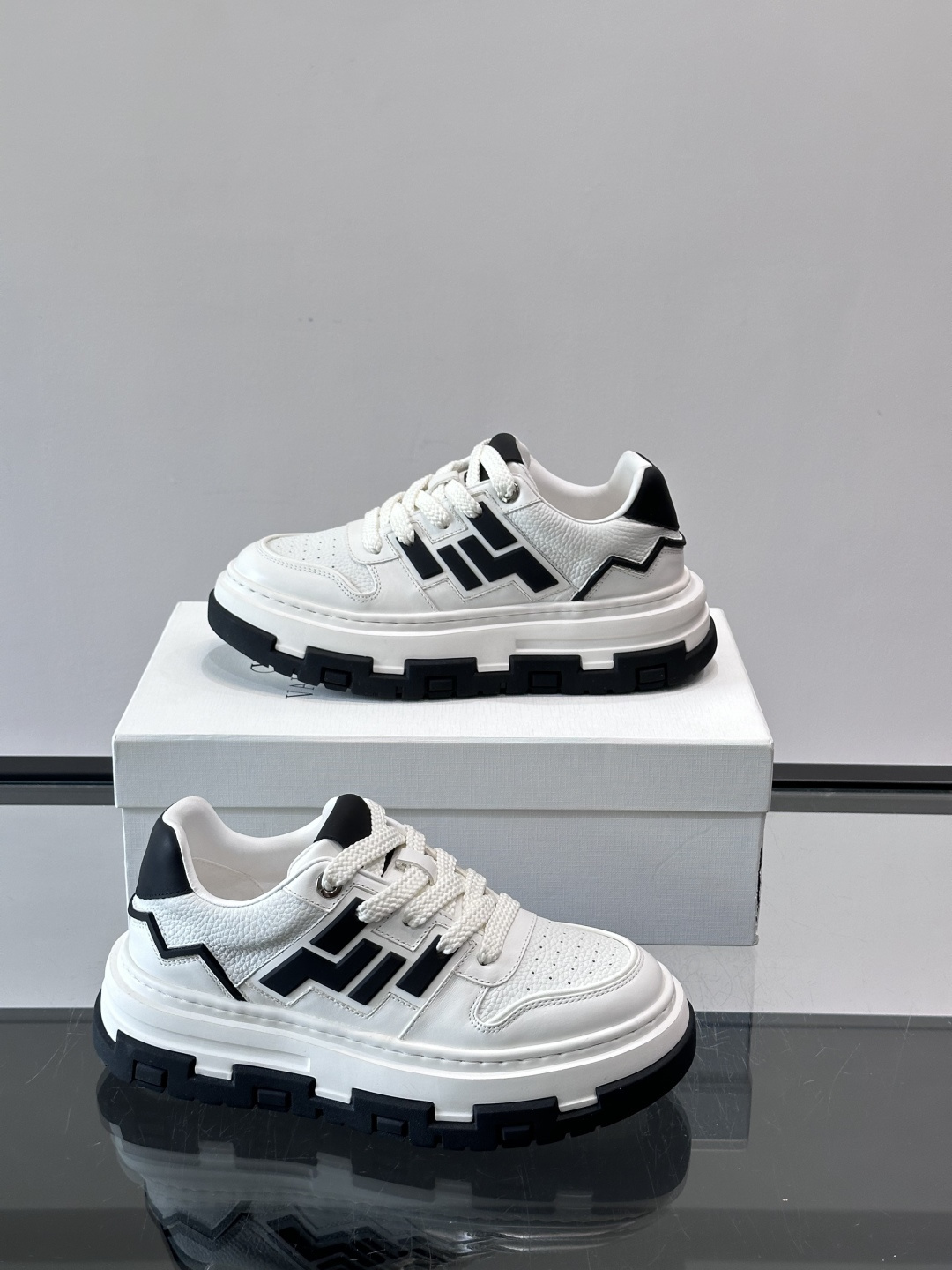 Valentin* 华伦天 🆕厚底增高运动鞋，简约明快构造清爽新潮穿搭！衍缝格纹，打造瞩目朋克风格，考究