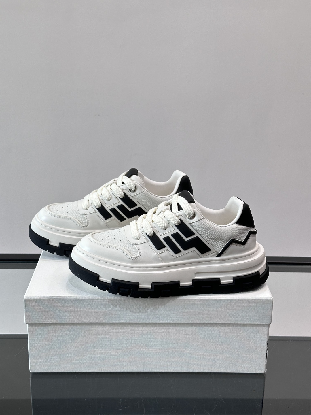 Valentin* 华伦天 🆕厚底增高运动鞋，简约明快构造清爽新潮穿搭！衍缝格纹，打造瞩目朋克风格，考究