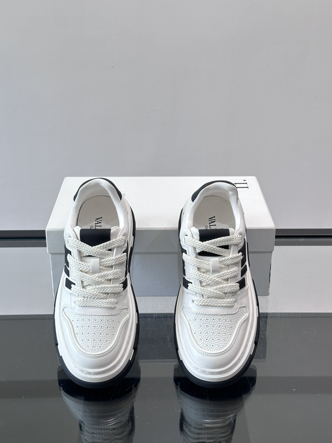 Valentin* 华伦天 🆕厚底增高运动鞋，简约明快构造清爽新潮穿搭！衍缝格纹，打造瞩目朋克风格，考究