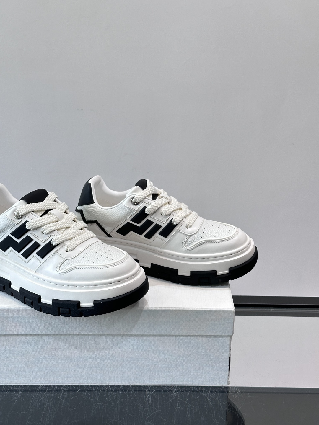 Valentin* 华伦天 🆕厚底增高运动鞋，简约明快构造清爽新潮穿搭！衍缝格纹，打造瞩目朋克风格，考究