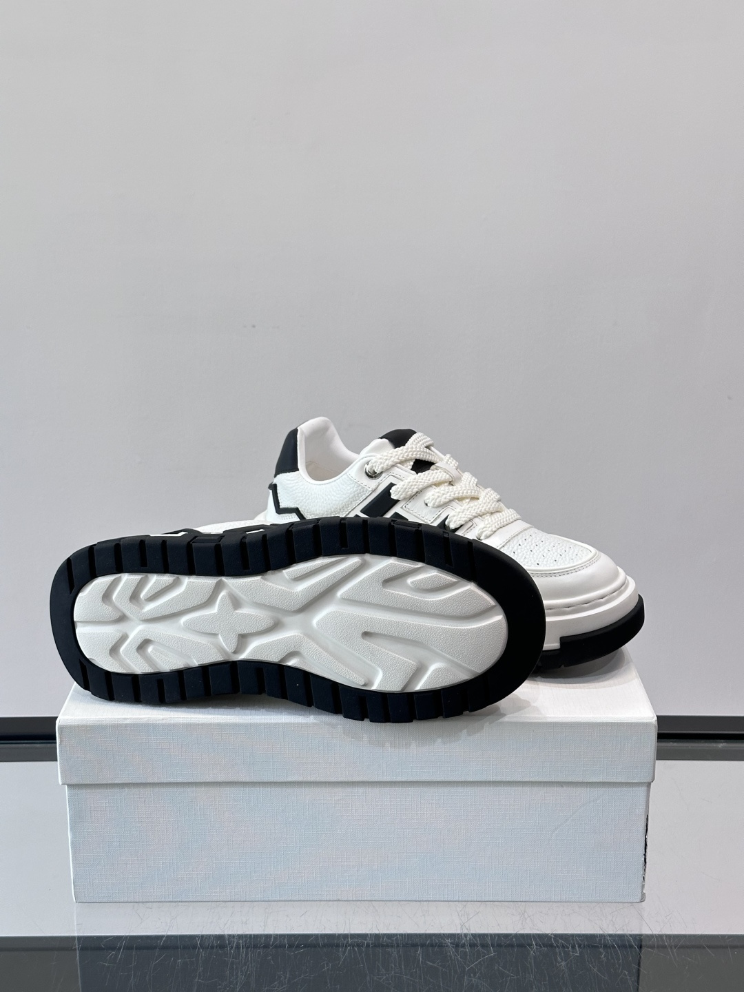 Valentin* 华伦天 🆕厚底增高运动鞋，简约明快构造清爽新潮穿搭！衍缝格纹，打造瞩目朋克风格，考究