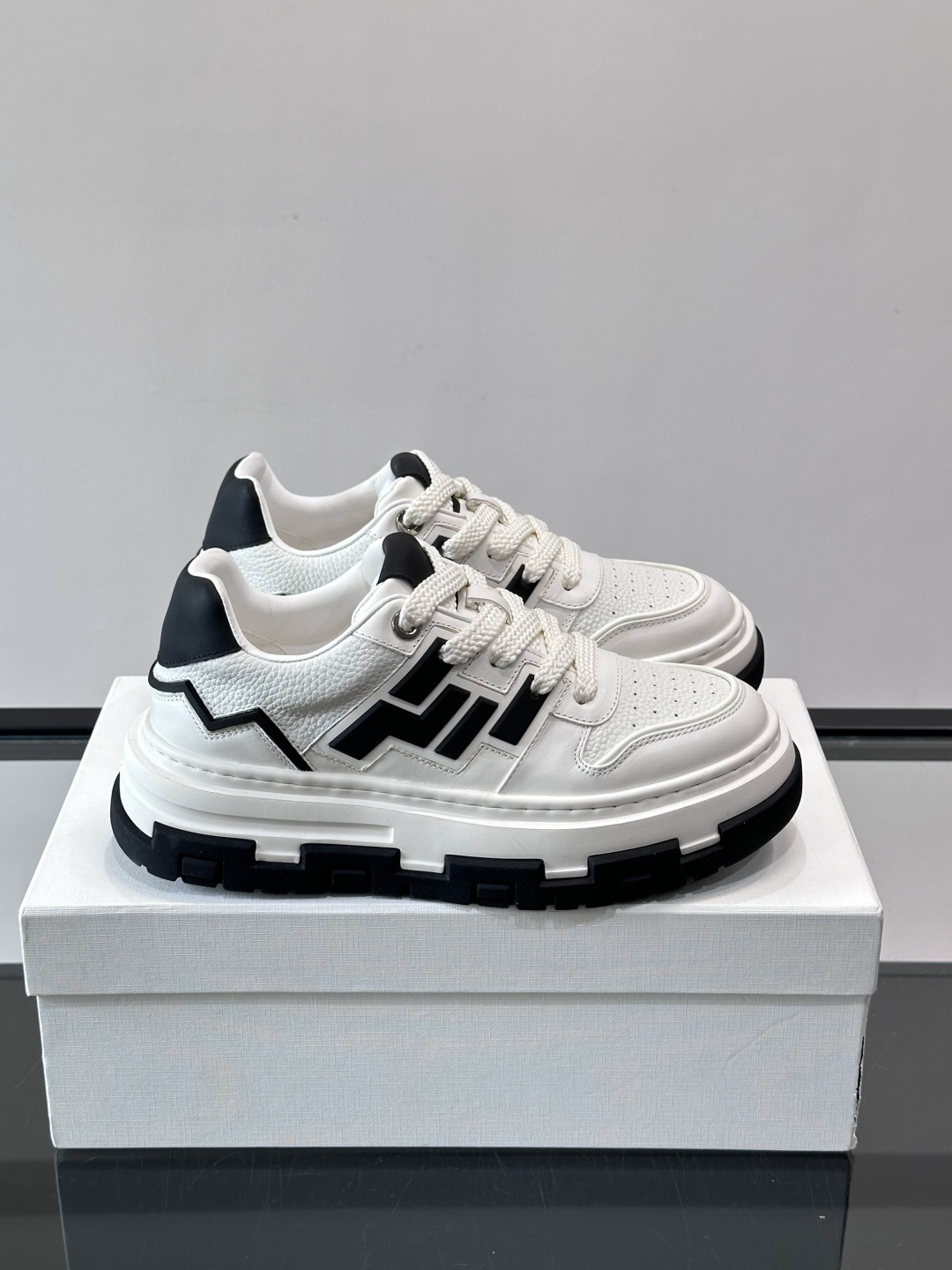 Valentin* 华伦天 🆕厚底增高运动鞋，简约明快构造清爽新潮穿搭！衍缝格纹，打造瞩目朋克风格，考究