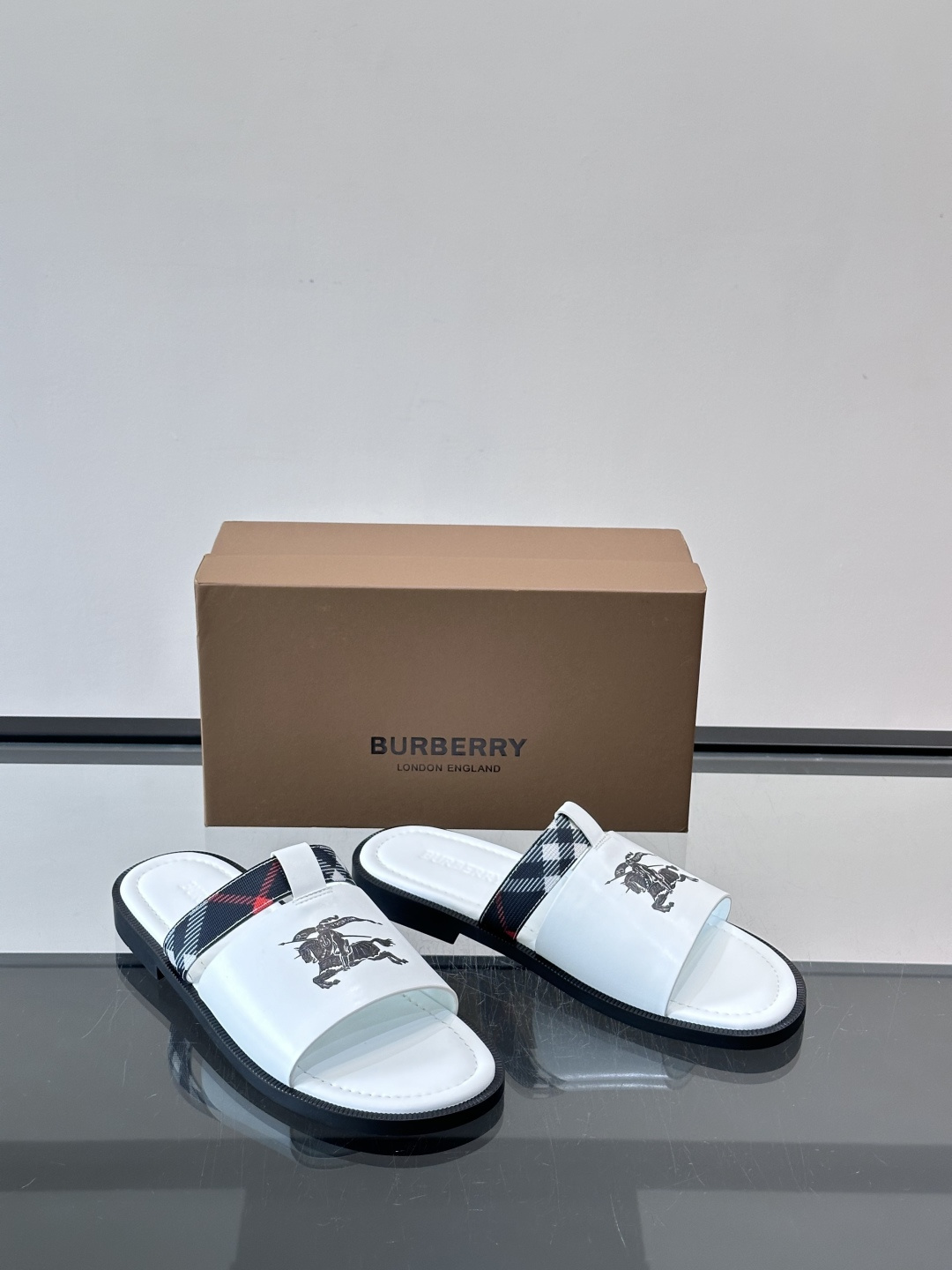Burberry男士格纹凉拖，皮革➕经典黑白格纹织带，英伦风满满！黑色橡胶鞋底，穿着舒适又防滑，日常出街