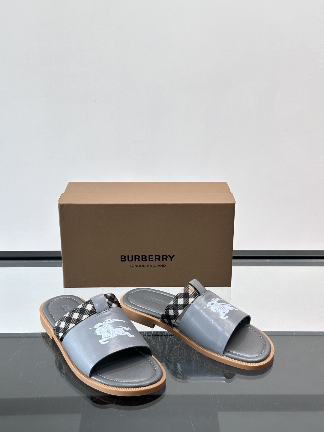 Burberry男士格纹凉拖，皮革➕经典黑白格纹织带，英伦风满满！黑色橡胶鞋底，穿着舒适又防滑，日常出街
