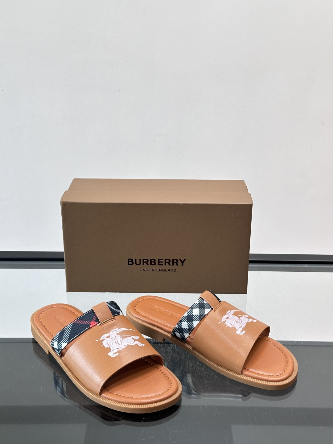 Burberry男士格纹凉拖，皮革➕经典黑白格纹织带，英伦风满满！黑色橡胶鞋底，穿着舒适又防滑，日常出街