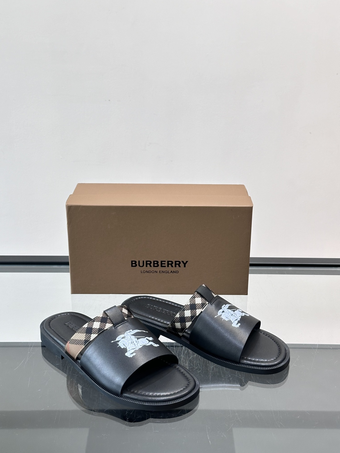 Burberry男士格纹凉拖，皮革➕经典黑白格纹织带，英伦风满满！黑色橡胶鞋底，穿着舒适又防滑，日常出街