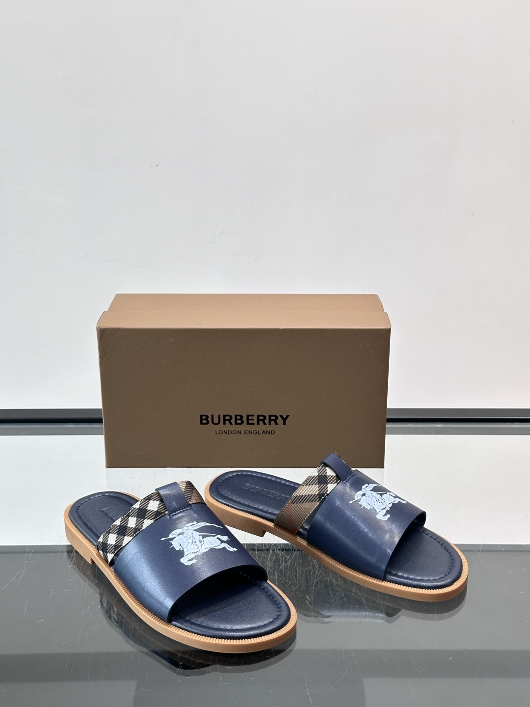 Burberry男士格纹凉拖，皮革➕经典黑白格纹织带，英伦风满满！黑色橡胶鞋底，穿着舒适又防滑，日常出街