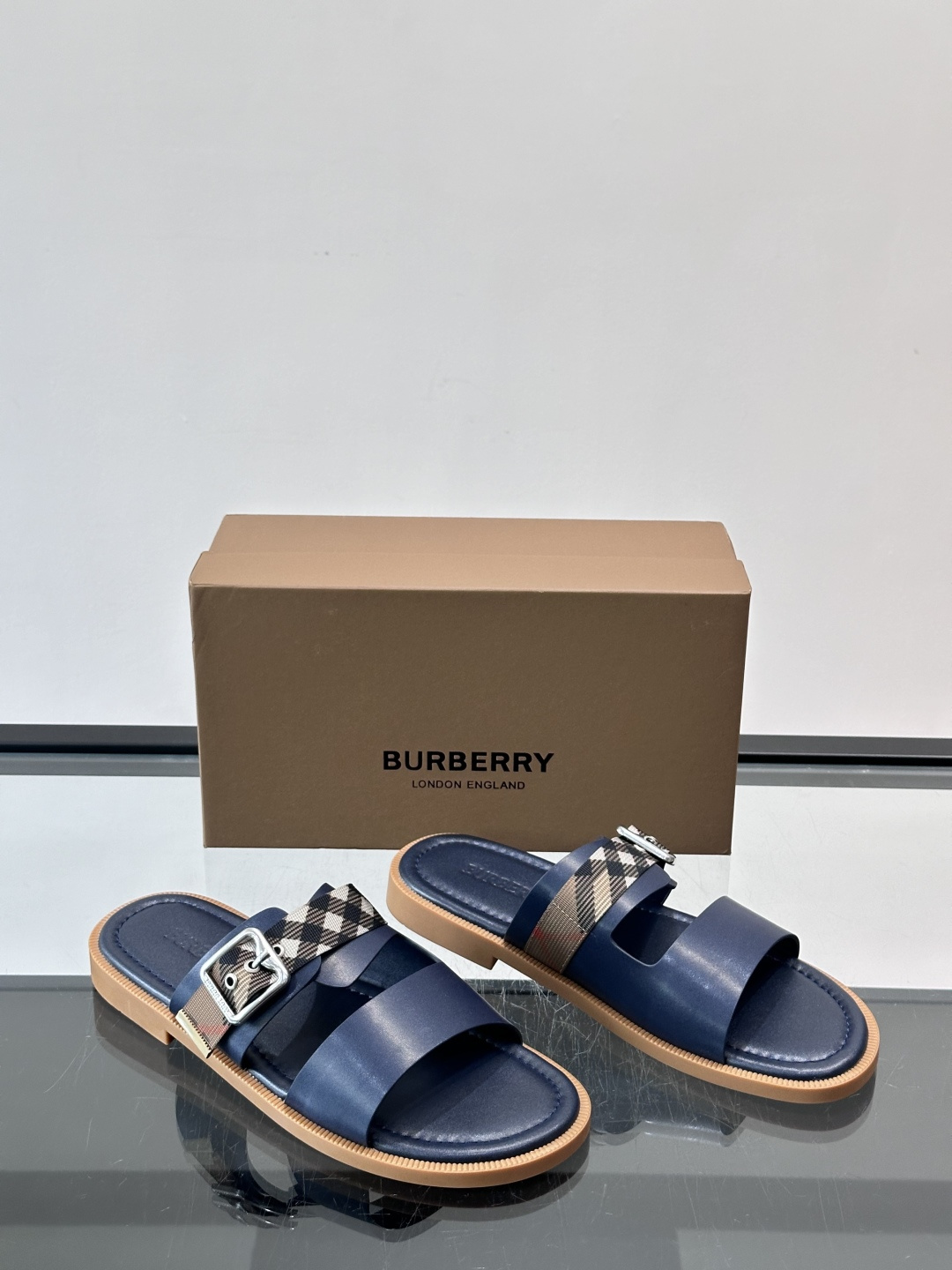 Burberry男士格纹凉拖，皮革➕经典黑白格纹织带，英伦风满满！黑色橡胶鞋底，穿着舒适又防滑，日常出街