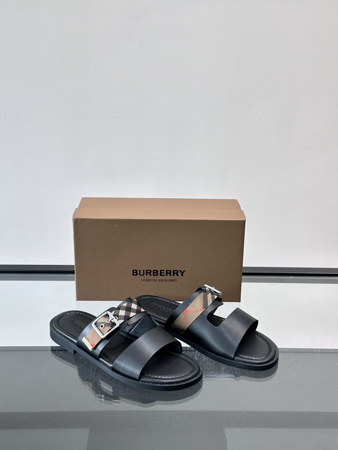 Burberry男士格纹凉拖，皮革➕经典黑白格纹织带，英伦风满满！黑色橡胶鞋底，穿着舒适又防滑，日常出街