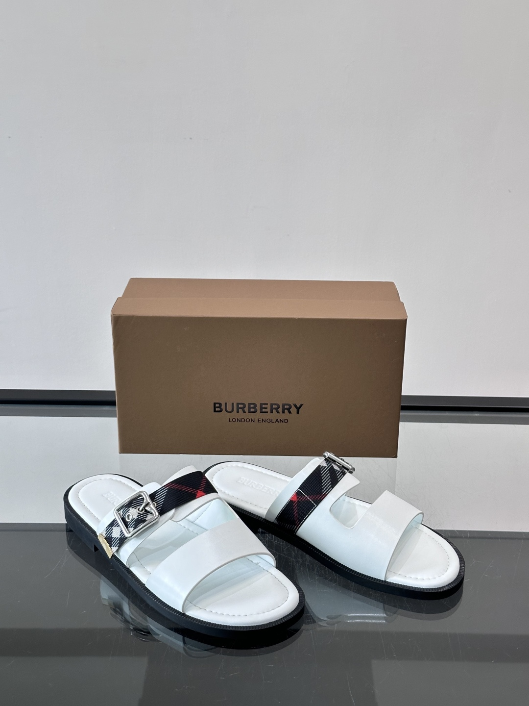 Burberry男士格纹凉拖，皮革➕经典黑白格纹织带，英伦风满满！黑色橡胶鞋底，穿着舒适又防滑，日常出街