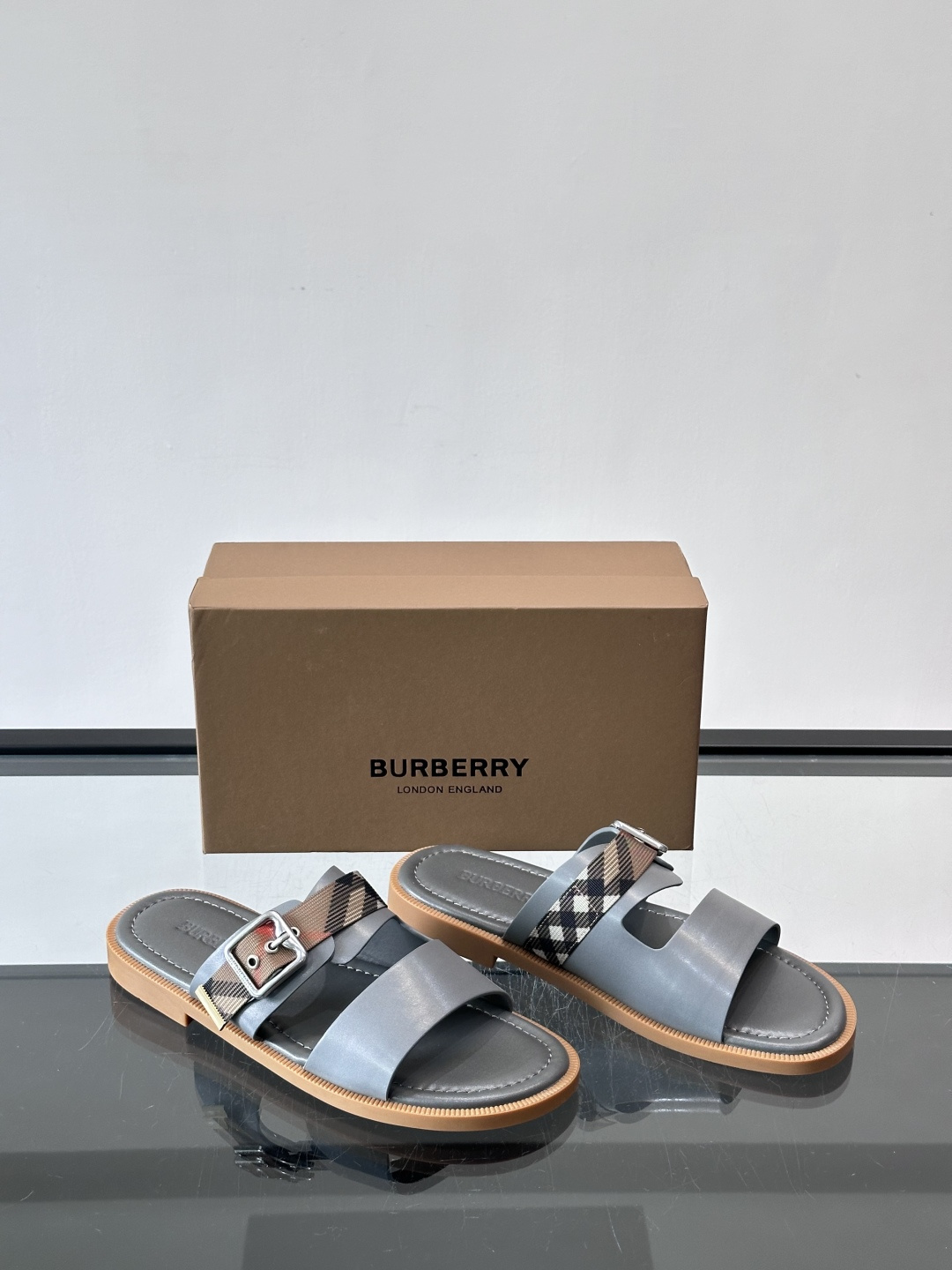 Burberry男士格纹凉拖，皮革➕经典黑白格纹织带，英伦风满满！黑色橡胶鞋底，穿着舒适又防滑，日常出街