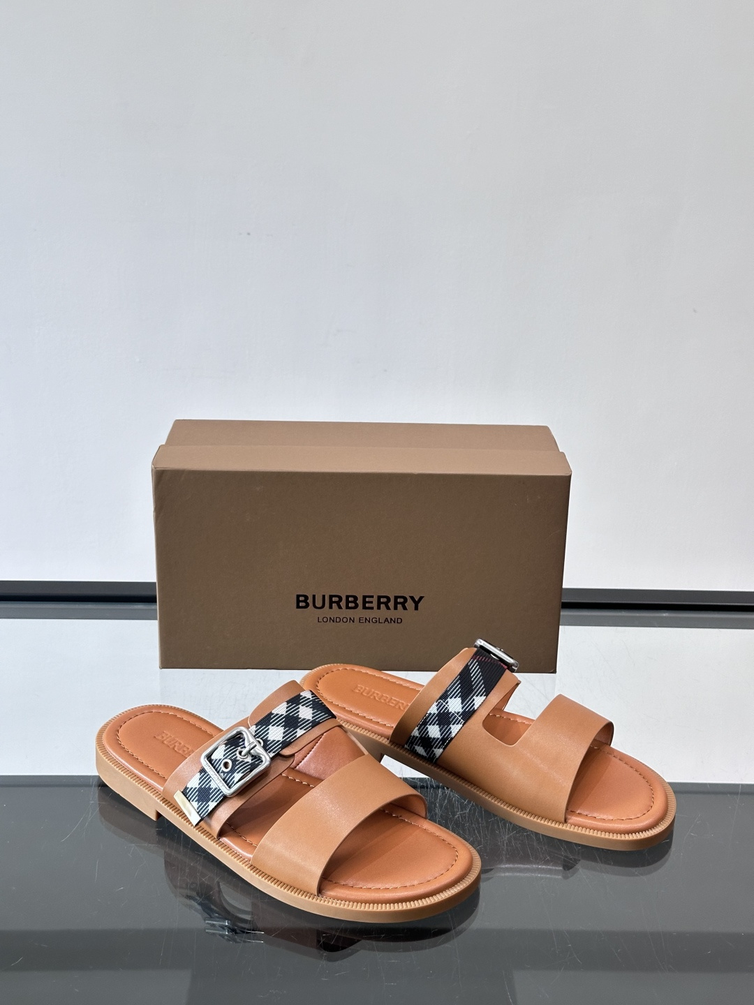 Burberry男士格纹凉拖，皮革➕经典黑白格纹织带，英伦风满满！黑色橡胶鞋底，穿着舒适又防滑，日常出街