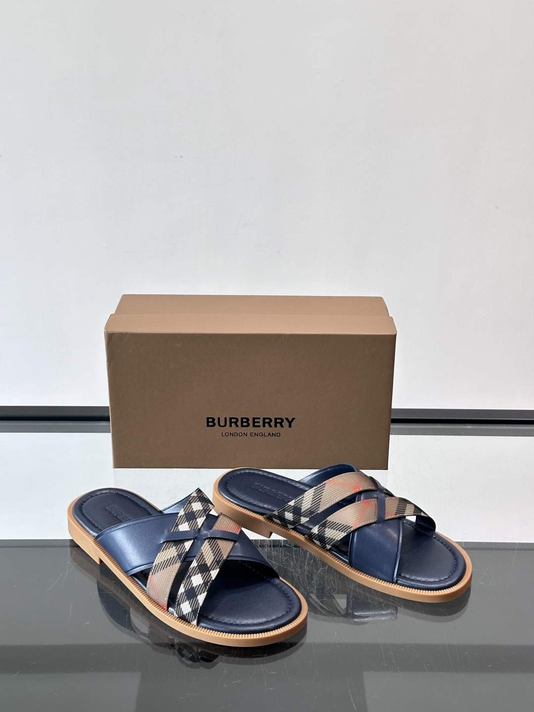 Burberry男士格纹凉拖，皮革➕经典黑白格纹织带，英伦风满满！黑色橡胶鞋底，穿着舒适又防滑，日常出街