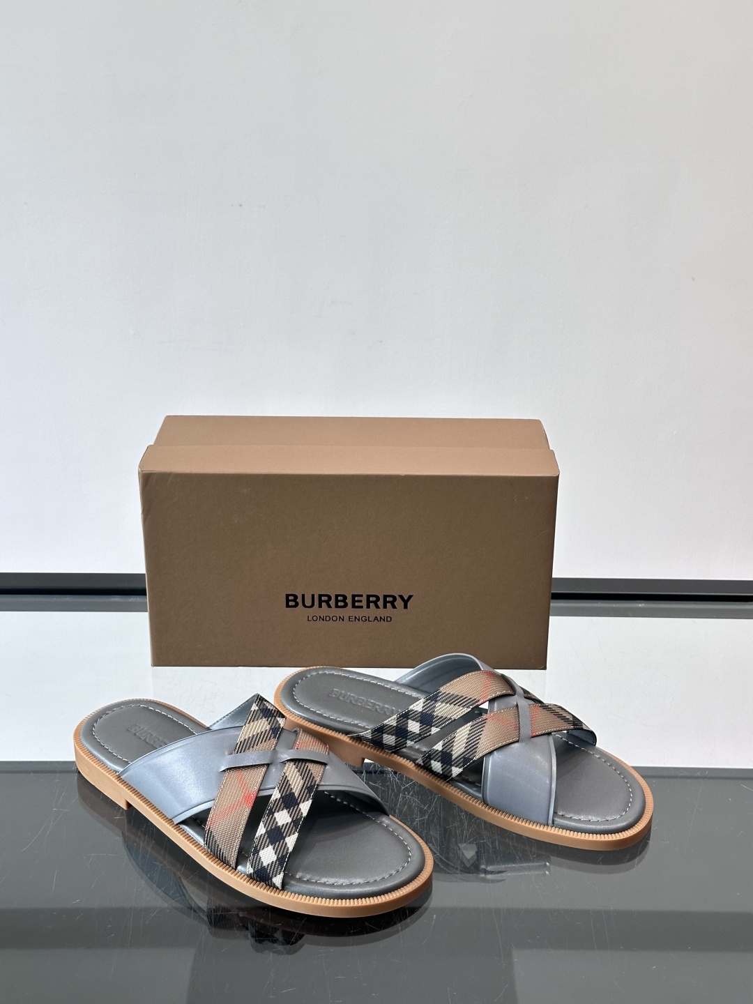Burberry男士格纹凉拖，皮革➕经典黑白格纹织带，英伦风满满！黑色橡胶鞋底，穿着舒适又防滑，日常出街
