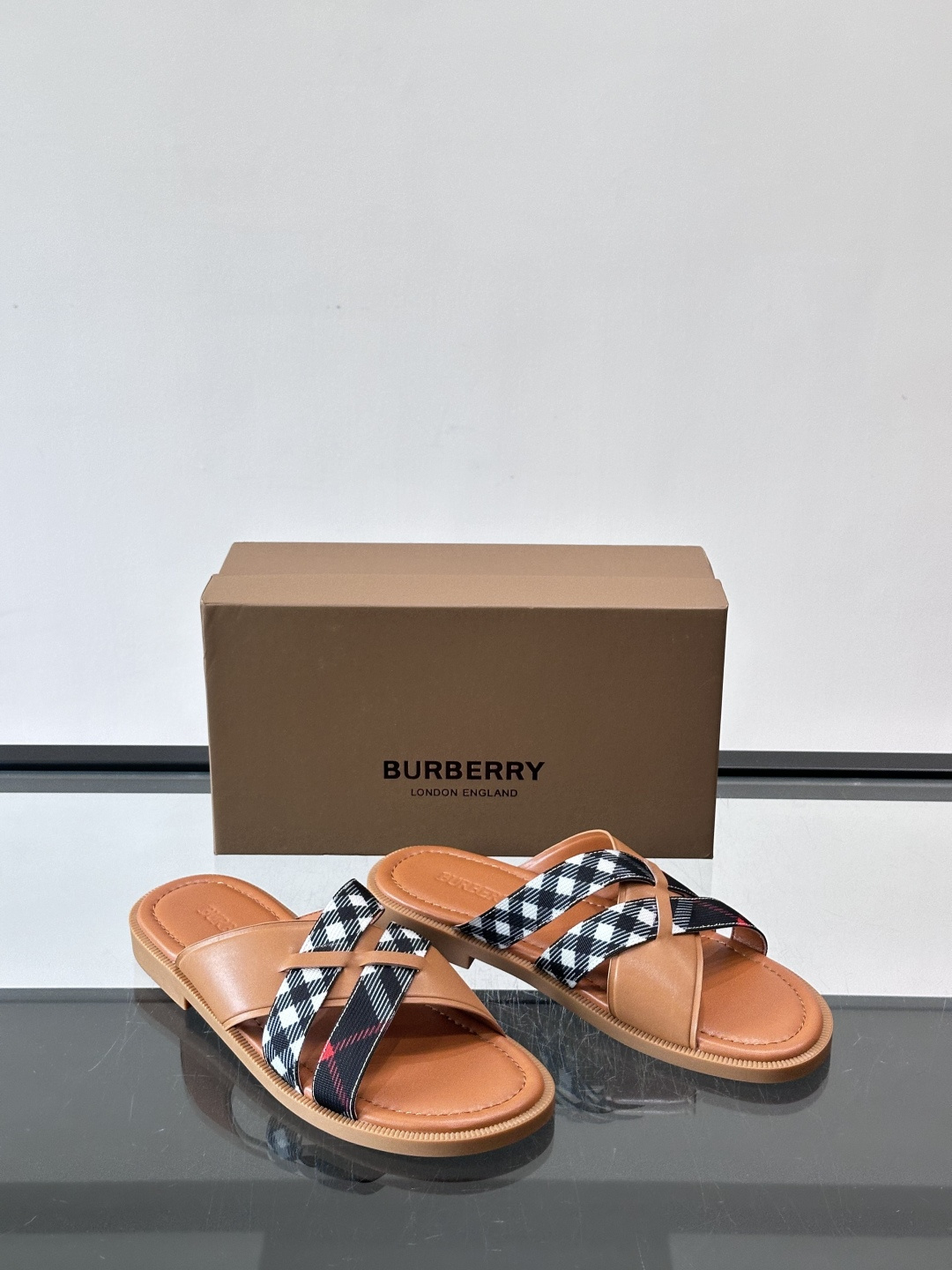 Burberry男士格纹凉拖，皮革➕经典黑白格纹织带，英伦风满满！黑色橡胶鞋底，穿着舒适又防滑，日常出街