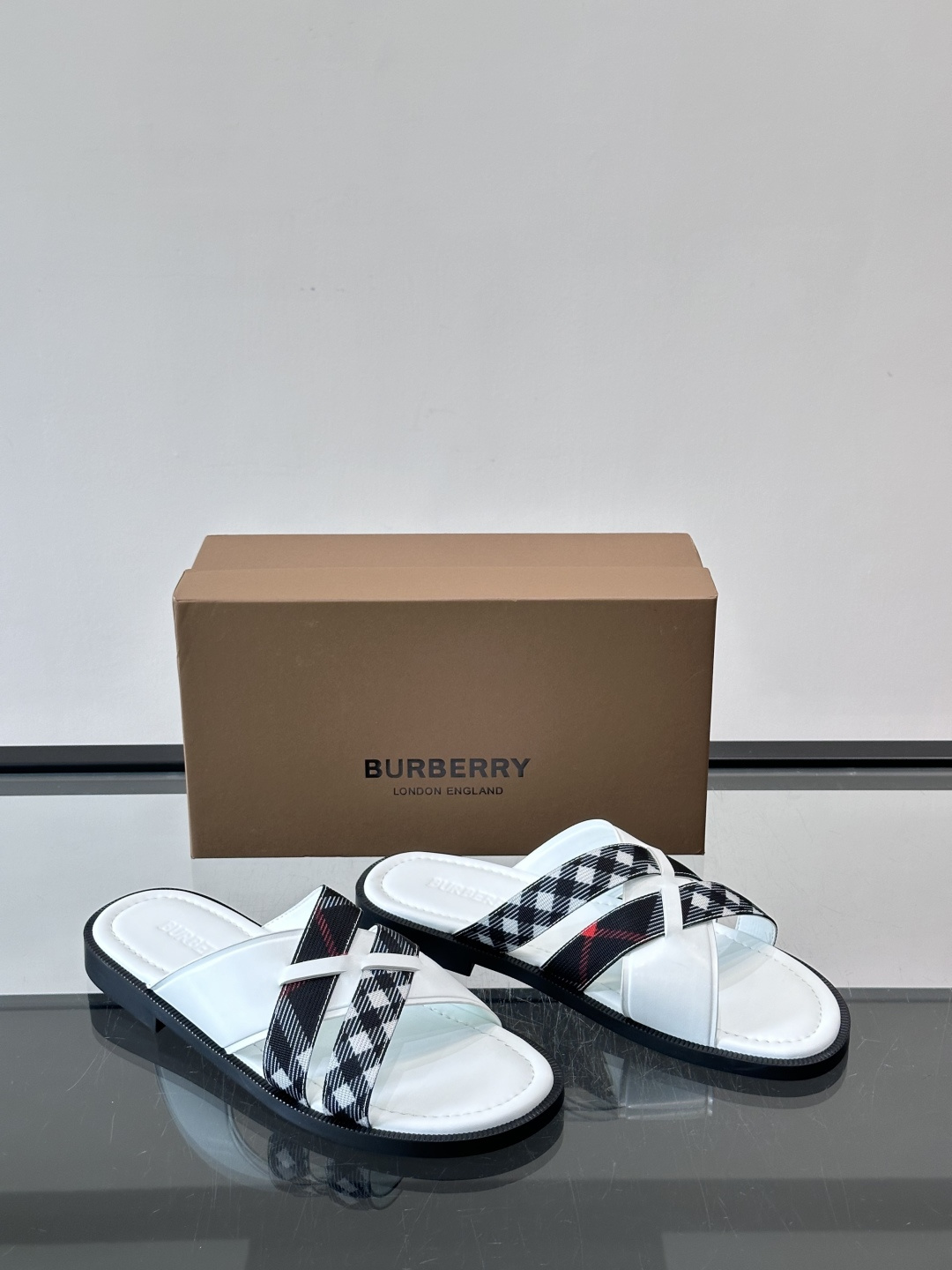 Burberry男士格纹凉拖，皮革➕经典黑白格纹织带，英伦风满满！黑色橡胶鞋底，穿着舒适又防滑，日常出街