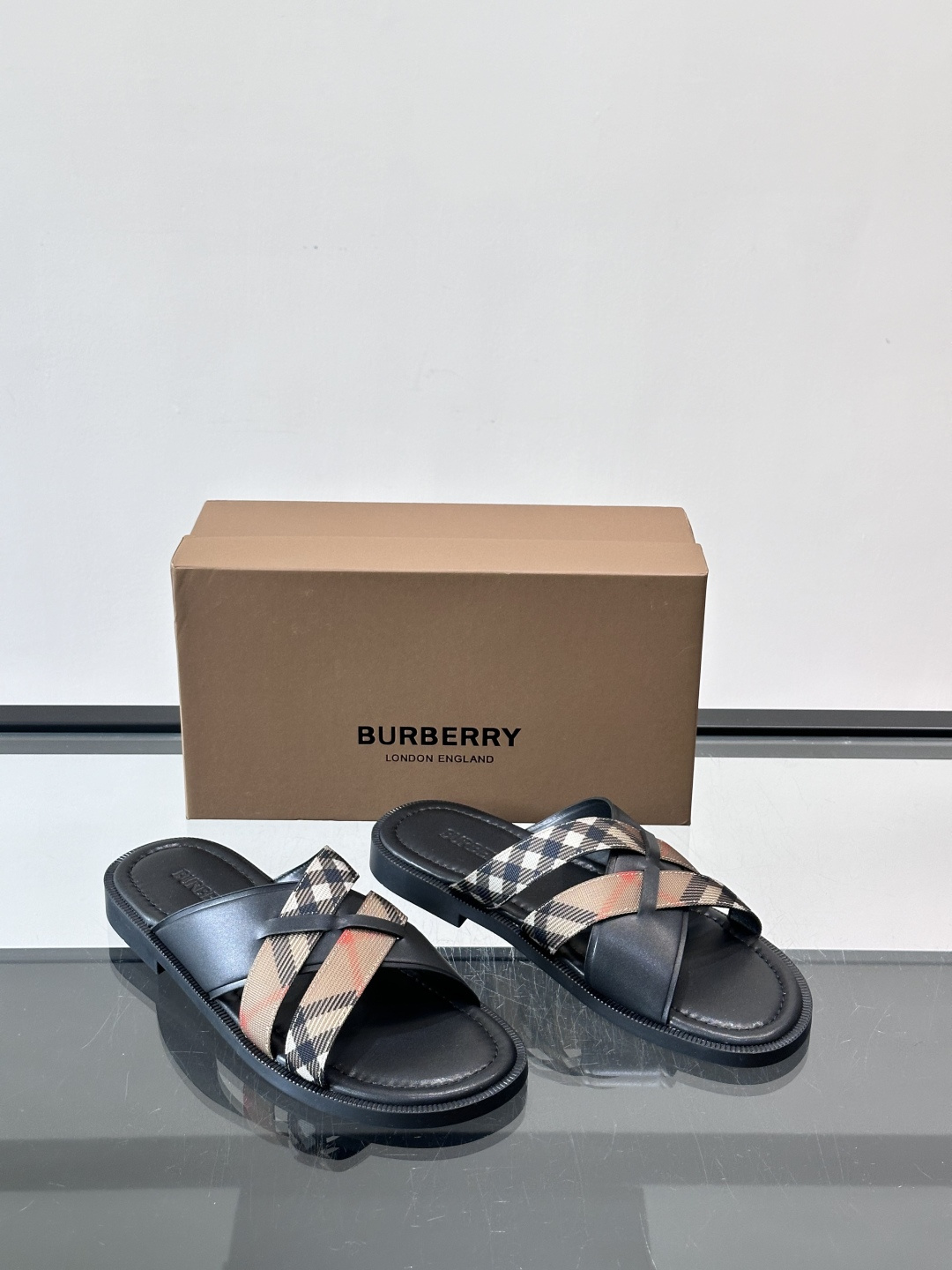 Burberry男士格纹凉拖，皮革➕经典黑白格纹织带，英伦风满满！黑色橡胶鞋底，穿着舒适又防滑，日常出街